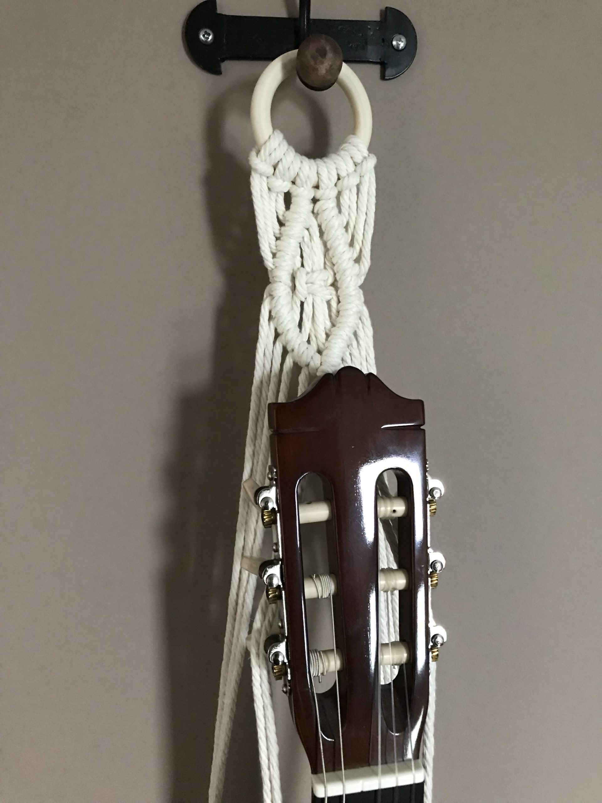 atelier-n-caux-folk-porte-guitare-mural-macram-beige image 3