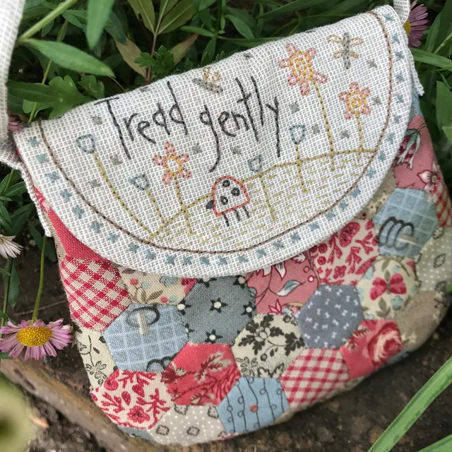 anni-downs-tread-gently-patron-petit-sac-tissu-brod-13-cm image 1