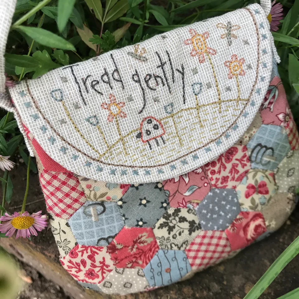 anni-downs-tread-gently-patron-petit-sac-tissu-brod-13-cm image 1