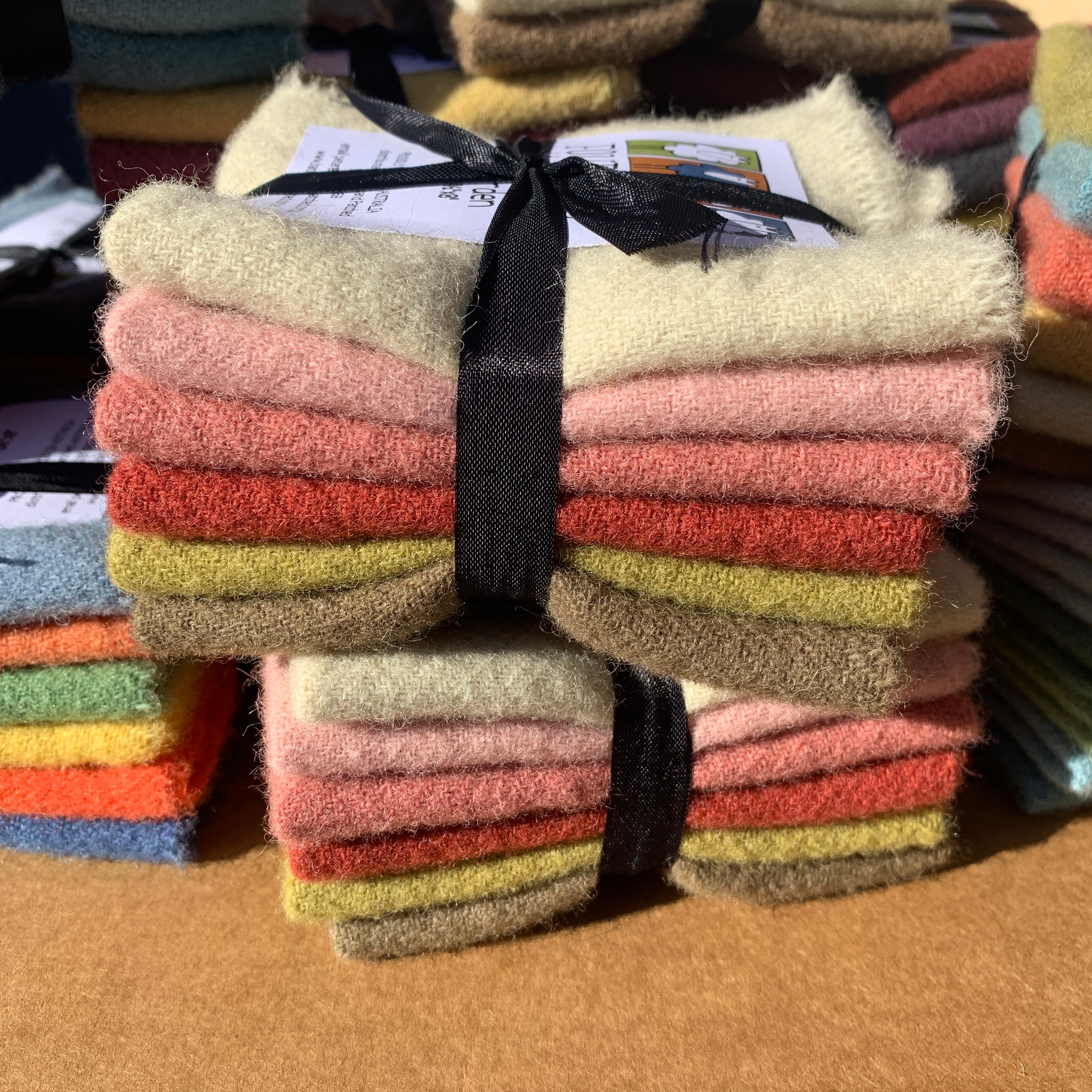 anni-downs-woven-wool-rose-garden-lainage-teint-main-6-coupons image 1