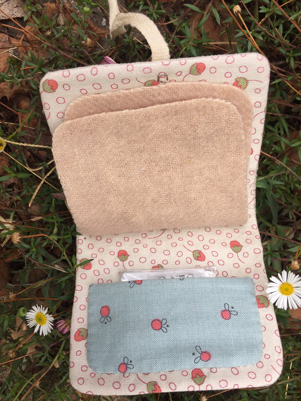 anni-downs-little-home-needlebook-patron-porte-aiguilles-week-end image 2