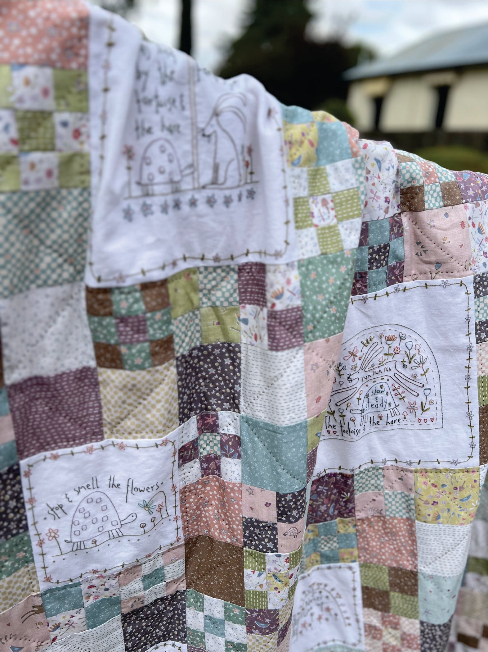 anni-downs-slow-and-steady-patron-quilt-broder-146-cm image 3