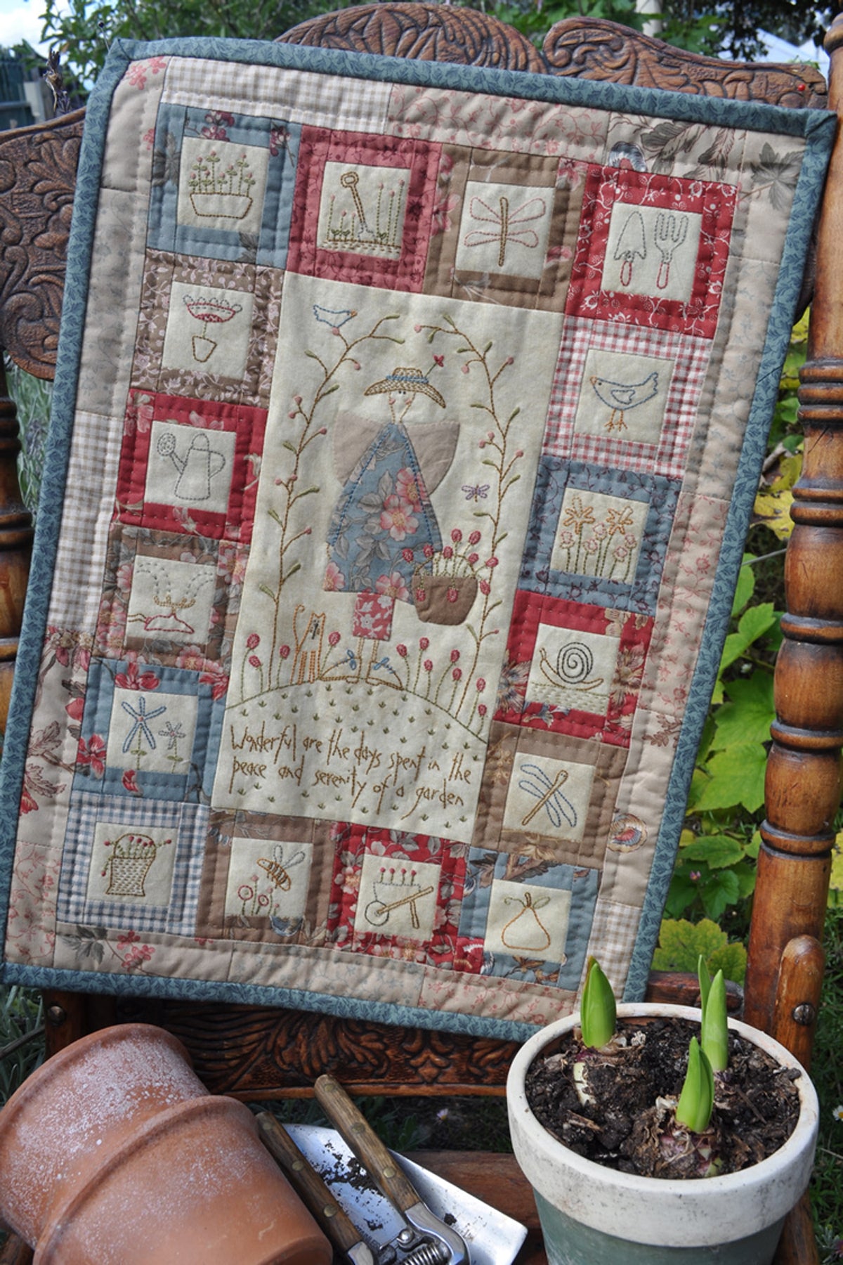 anni-downs-wall-hangings-peaceful-garden-suspension-murale-ange image 2