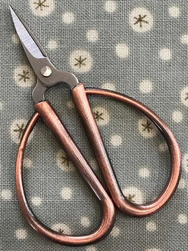 anni-downs-tools-ciseaux-manche-laiton-7-cm-broderie image 1