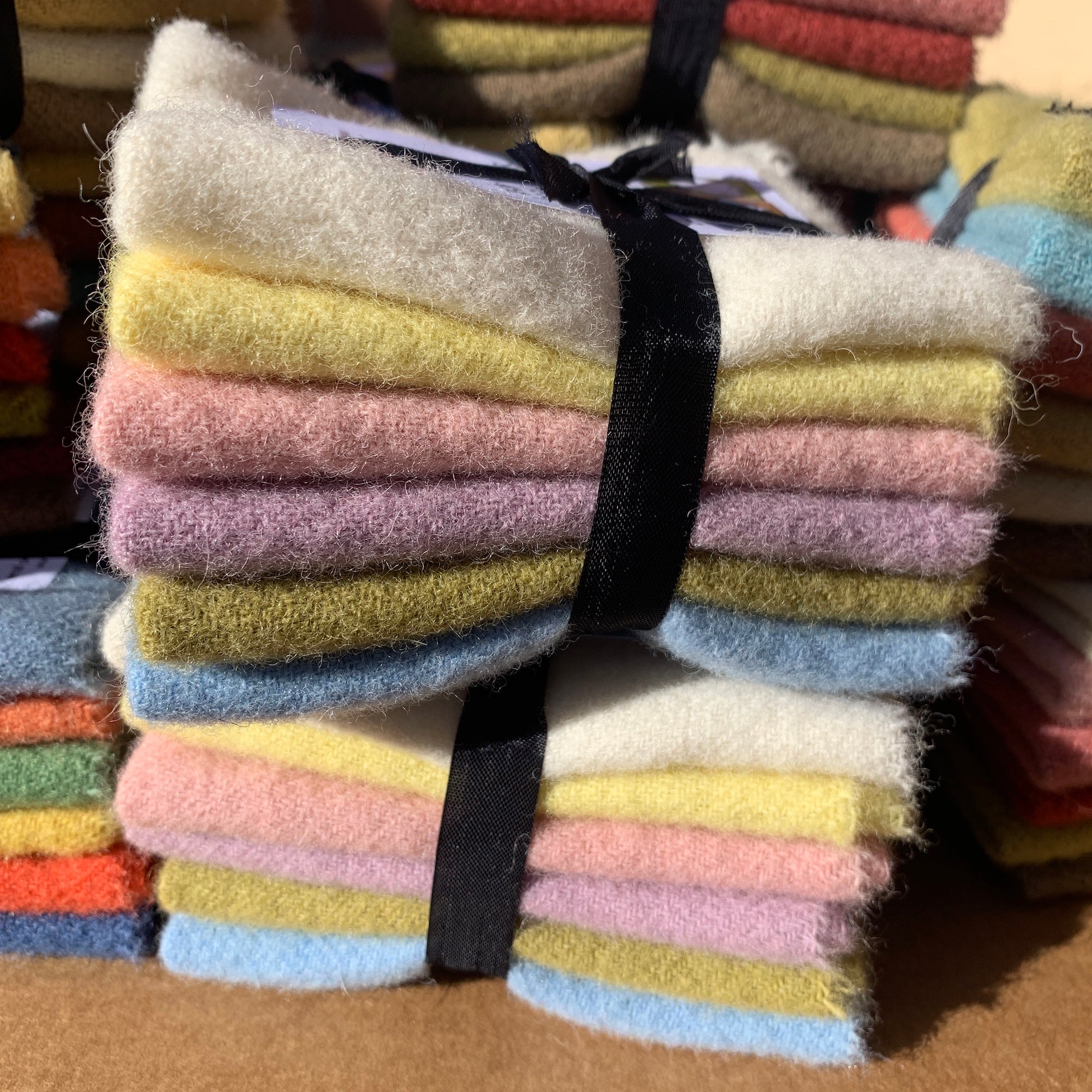 anni-downs-woven-wool-soft-and-pretty-lot-6-laine-mixte image 1