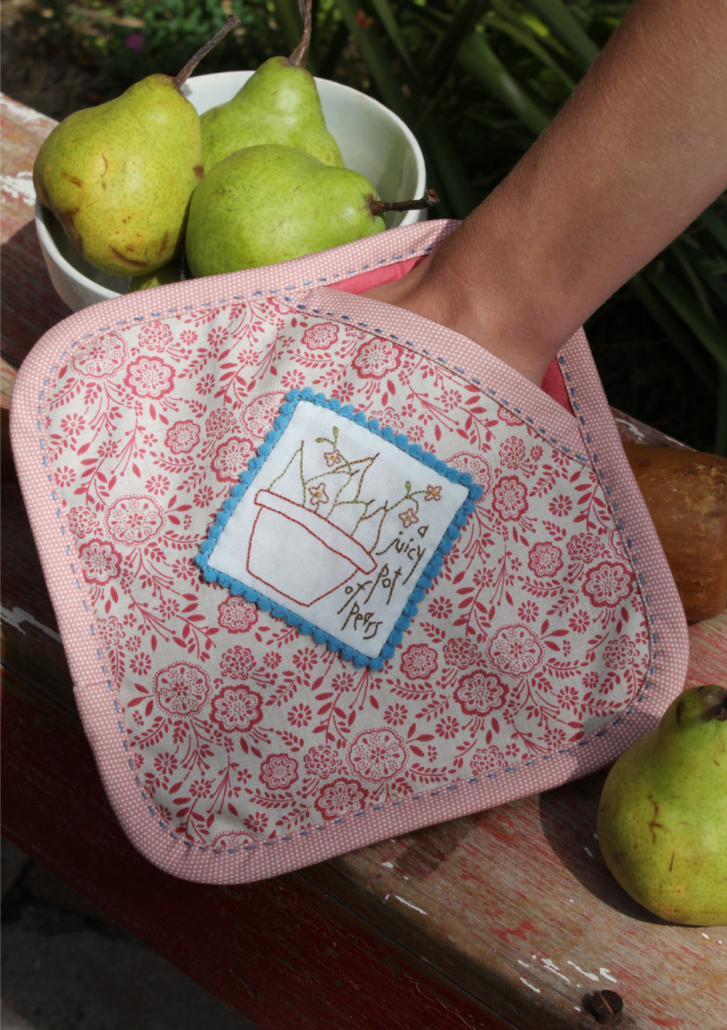 anni-downs-the-pear-pot-holder-manique-poire-stitchery image 1