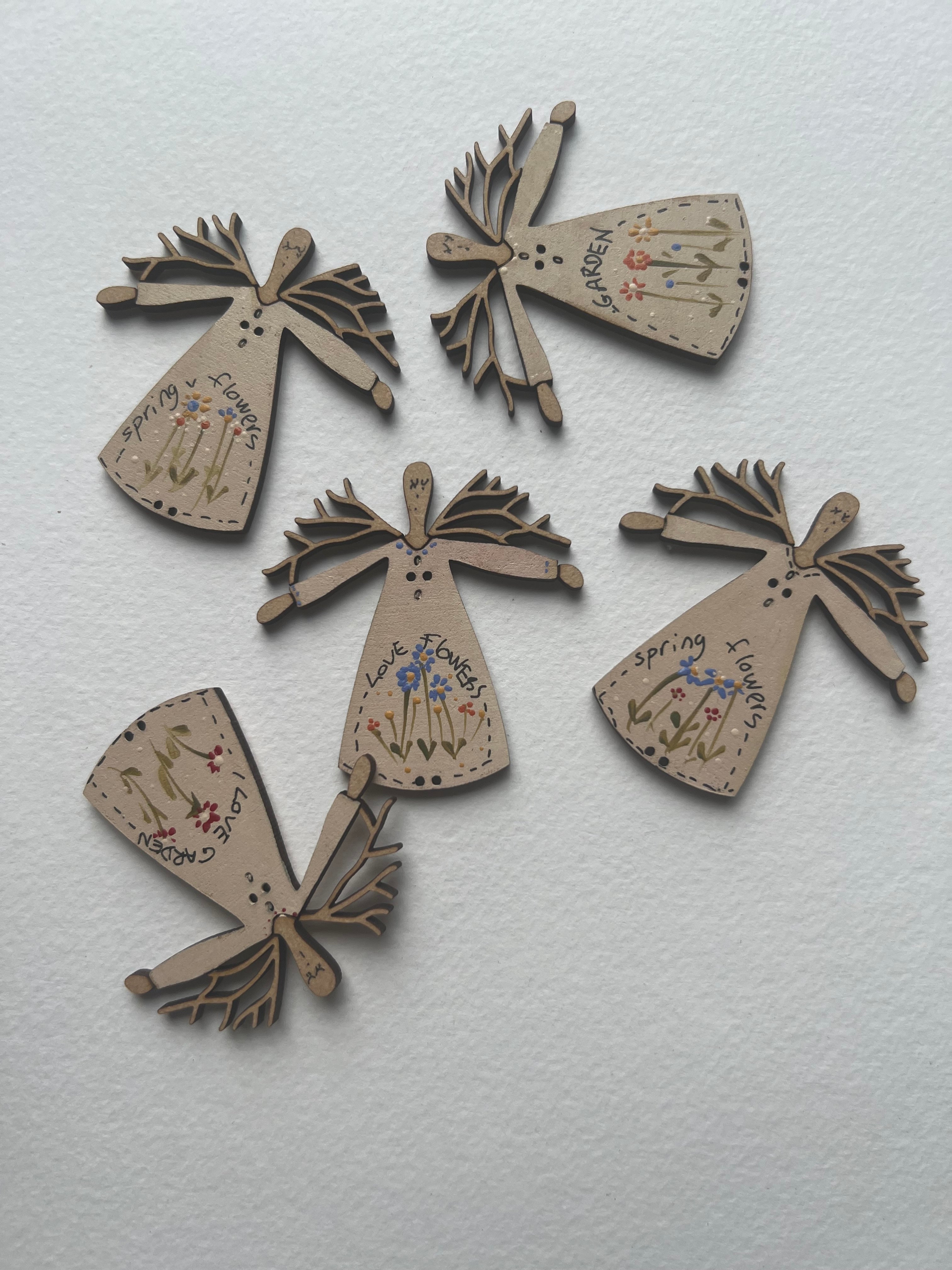anni-downs-twig-angels-bouton-bois-ange-peint-main-50-mm image 7