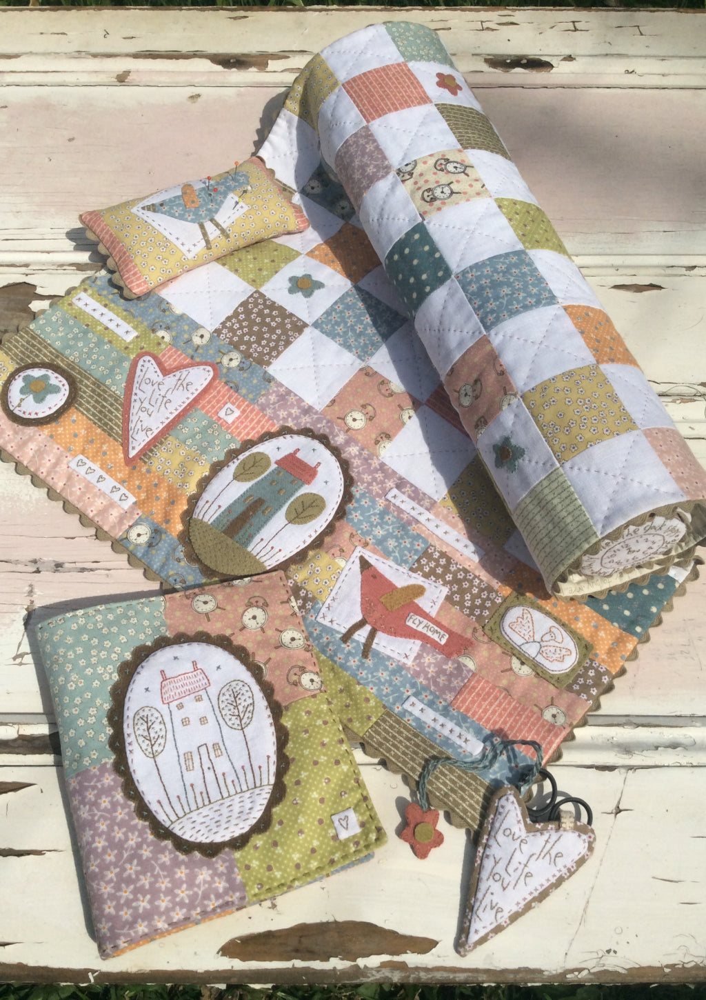 anni-downs-homeward-bound-patron-couture-trousse-roll-appliqu image 1