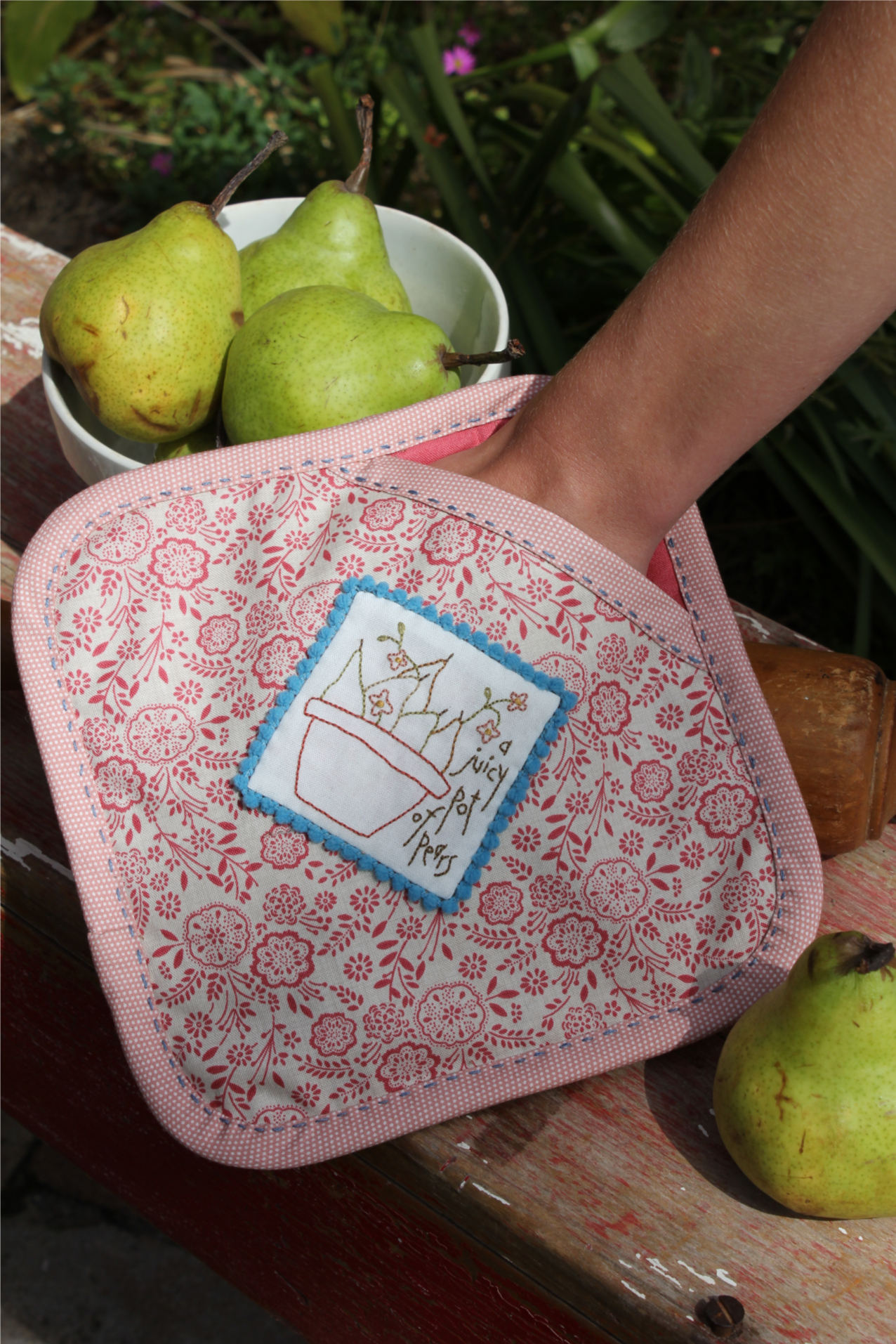 anni-downs-the-pear-pot-holder-manique-poire-stitchery image 2