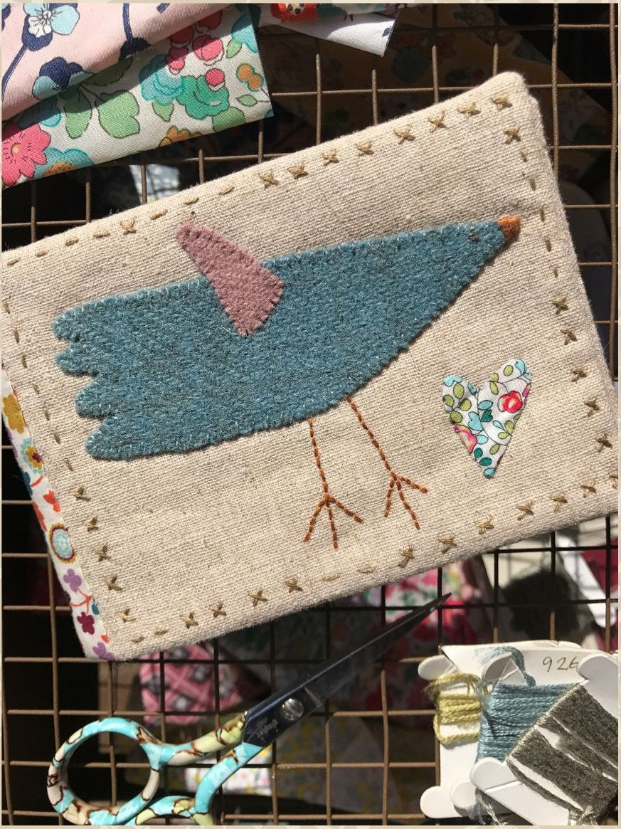anni-downs-little-bird-needlebook-porte-aiguilles-kit image 2