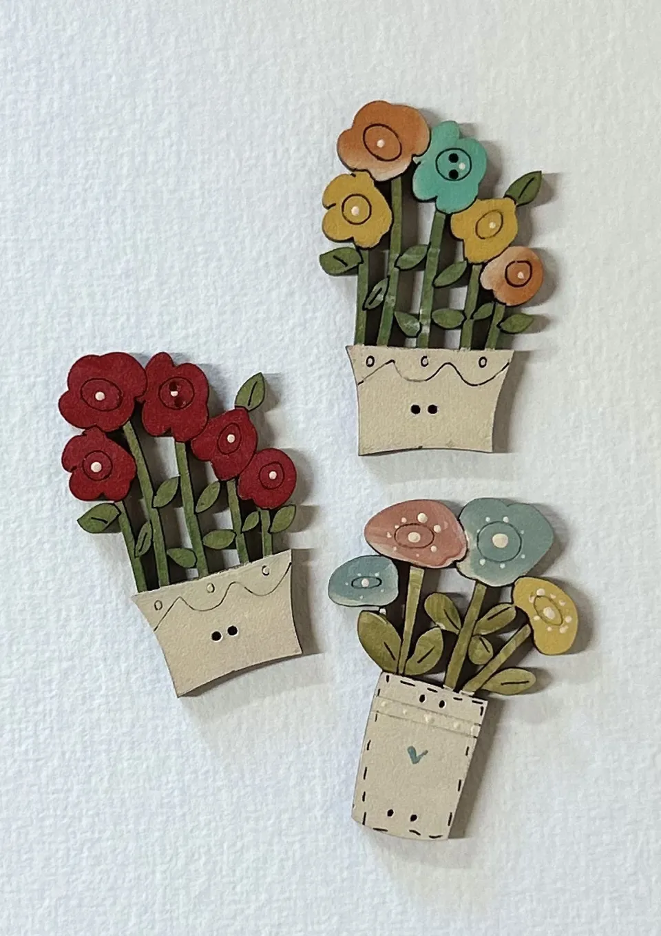 anni-downs-flower-pot-bouton-bois-fleur-peinte-bleu-jaune image 1
