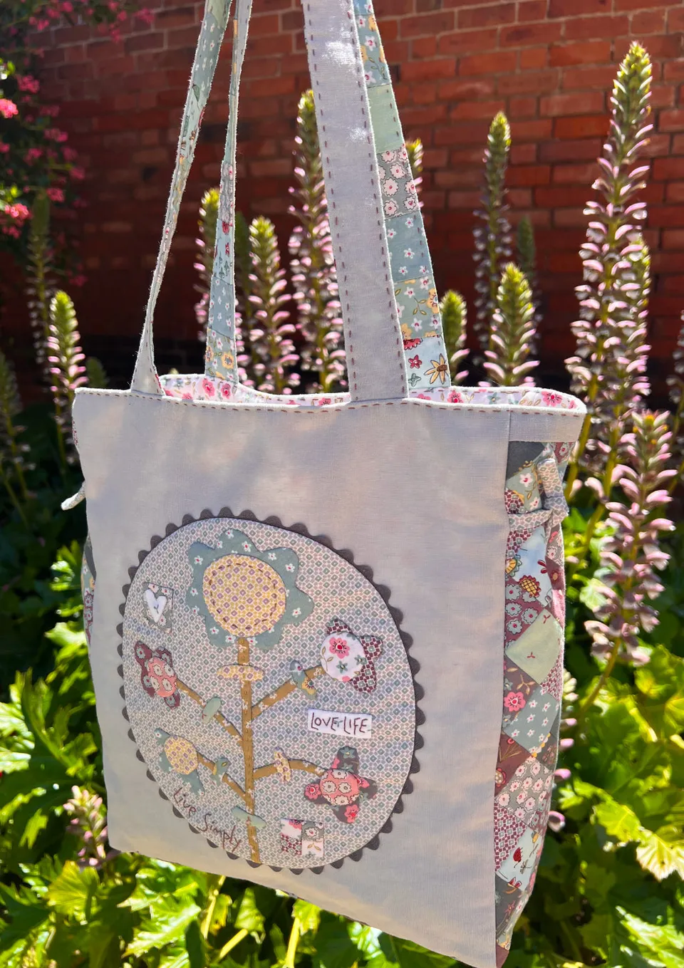 anni-downs-signs-of-spring-patron-sac-tote-appliqu-12x16 image 1