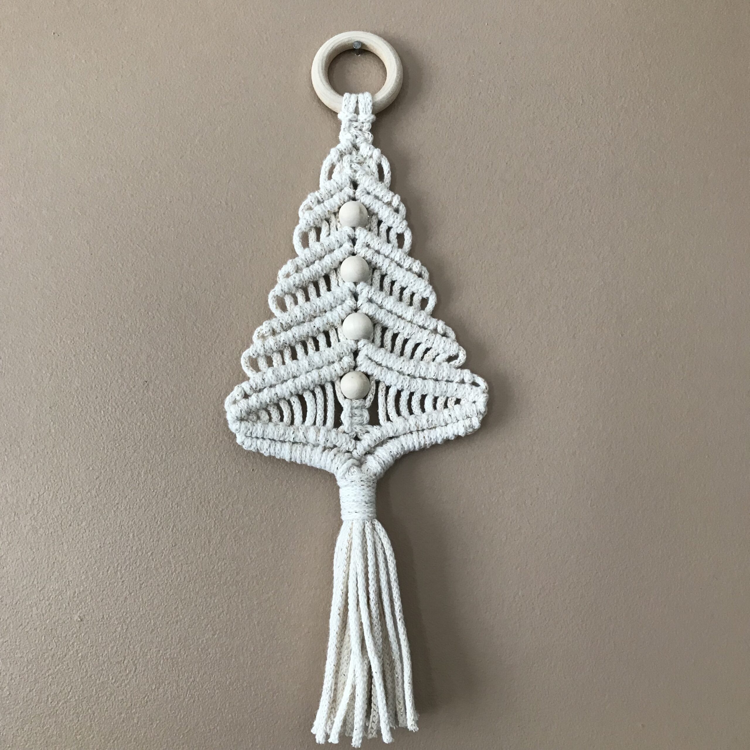 atelier-n-caux-sapin-macram-no-l-beige-dor-perles-bois-30-cm image 3