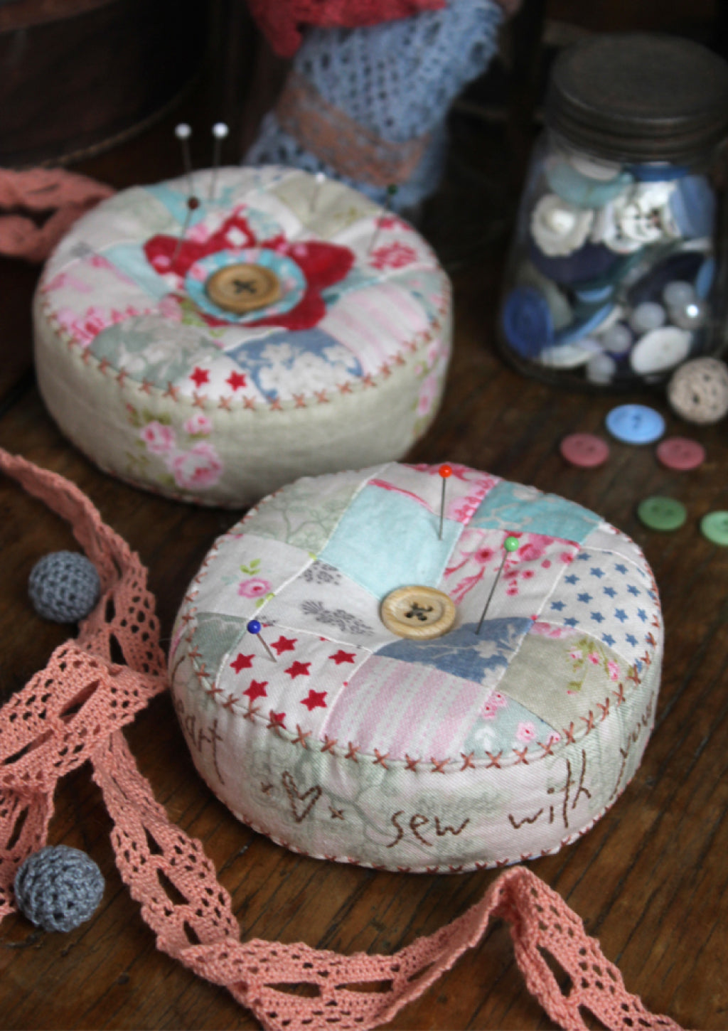 anni-downs-pincushions-heart-and-soul-patron-pique-aiguilles-appliqu image 1