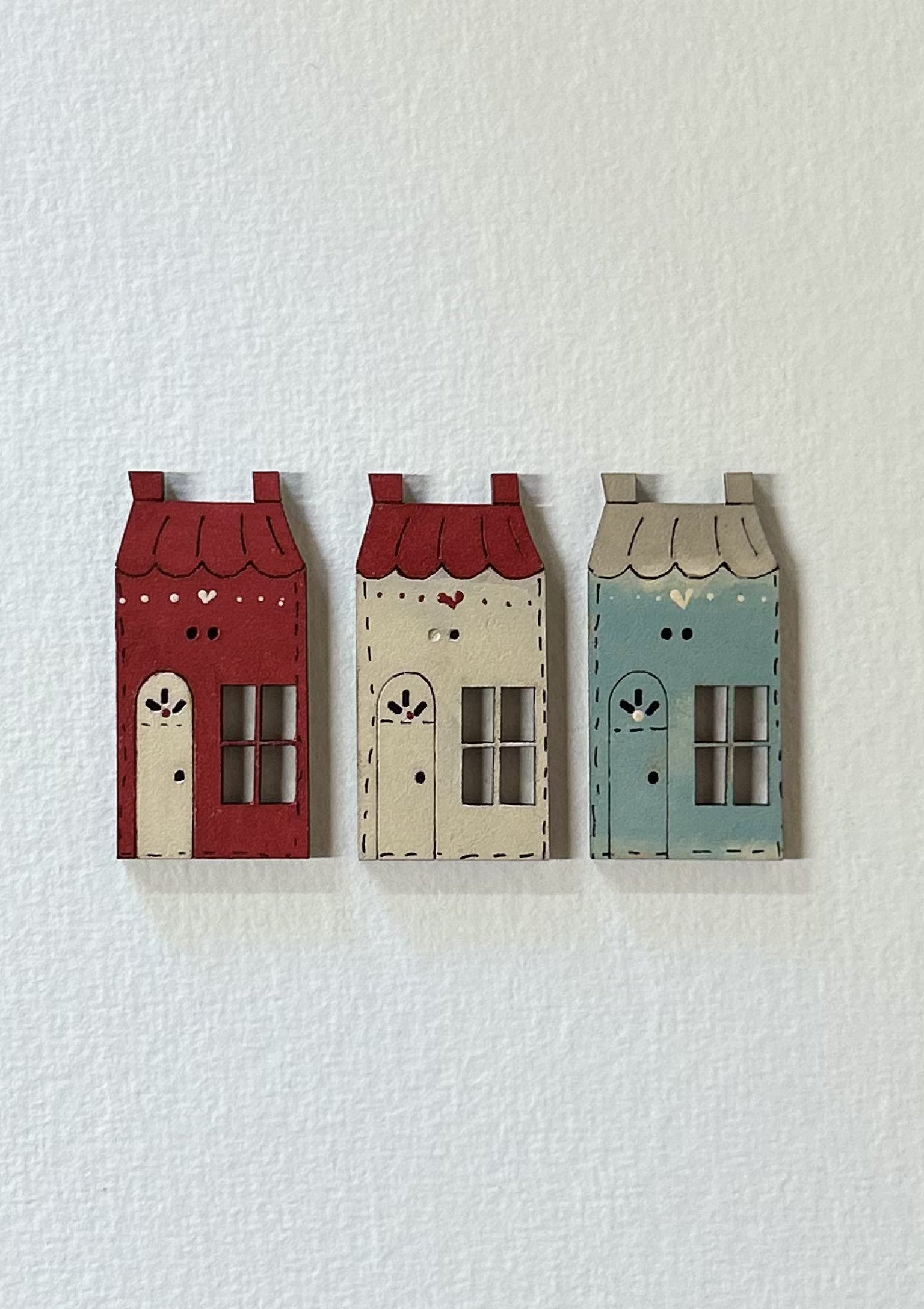 anni-downs-the-shoppe-bouton-bois-maison-bleu image 1