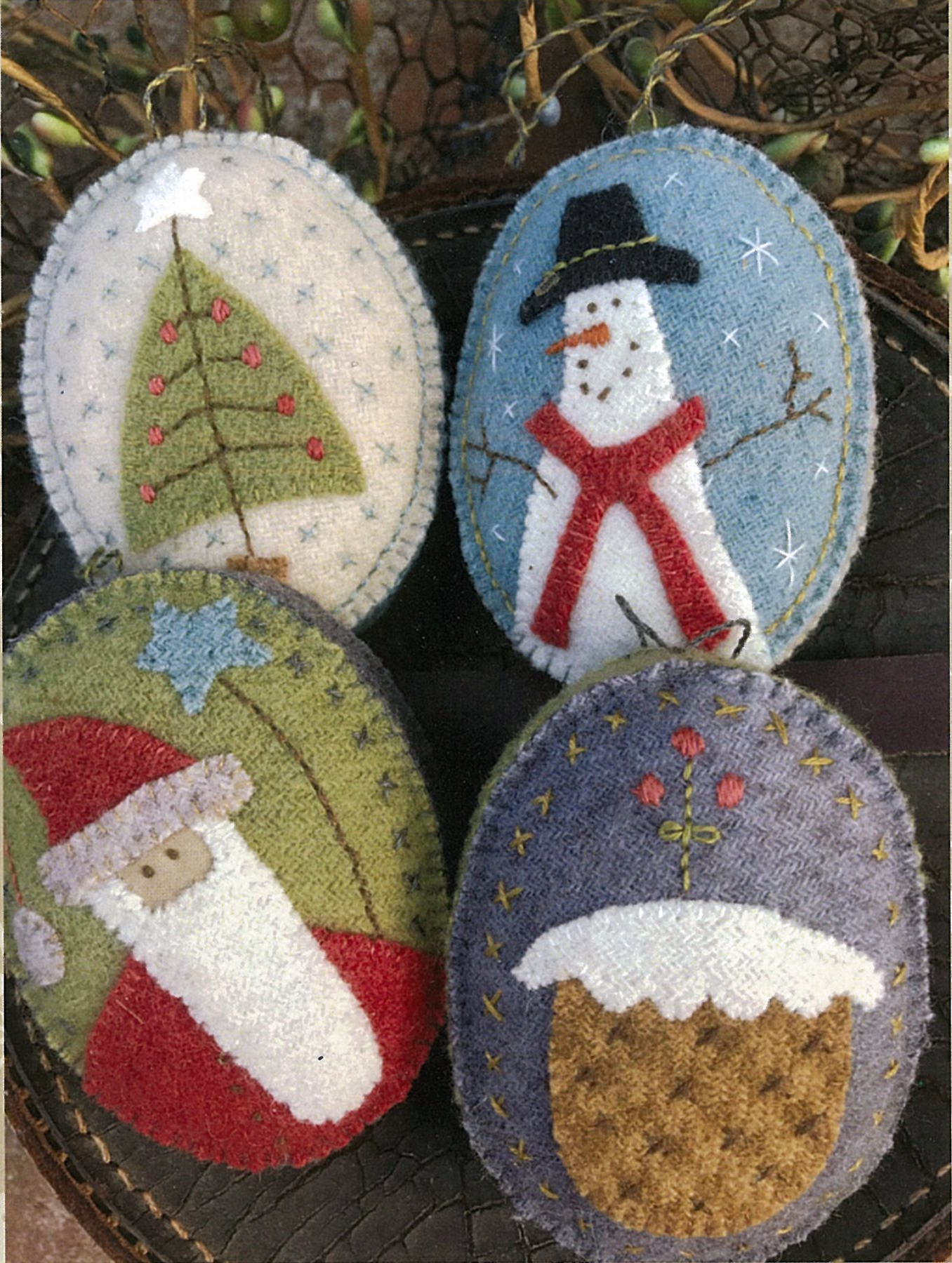 anni-downs-stitcheries-snowman-santa-kit-d-co-no-l-boules image 2