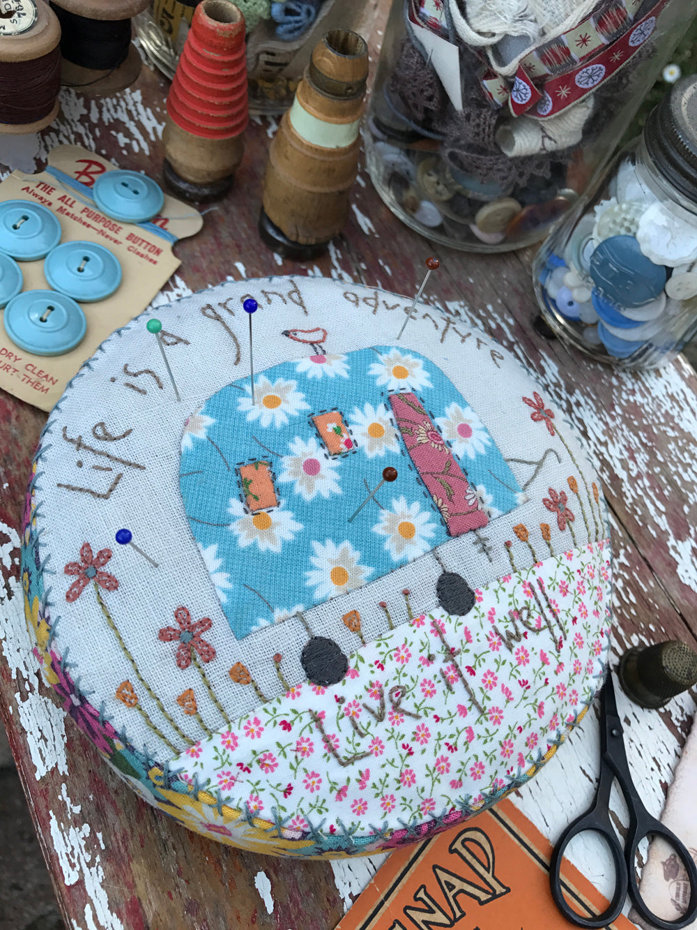 anni-downs-grand-adventure-pincushion-patron-pique-pingles image 2