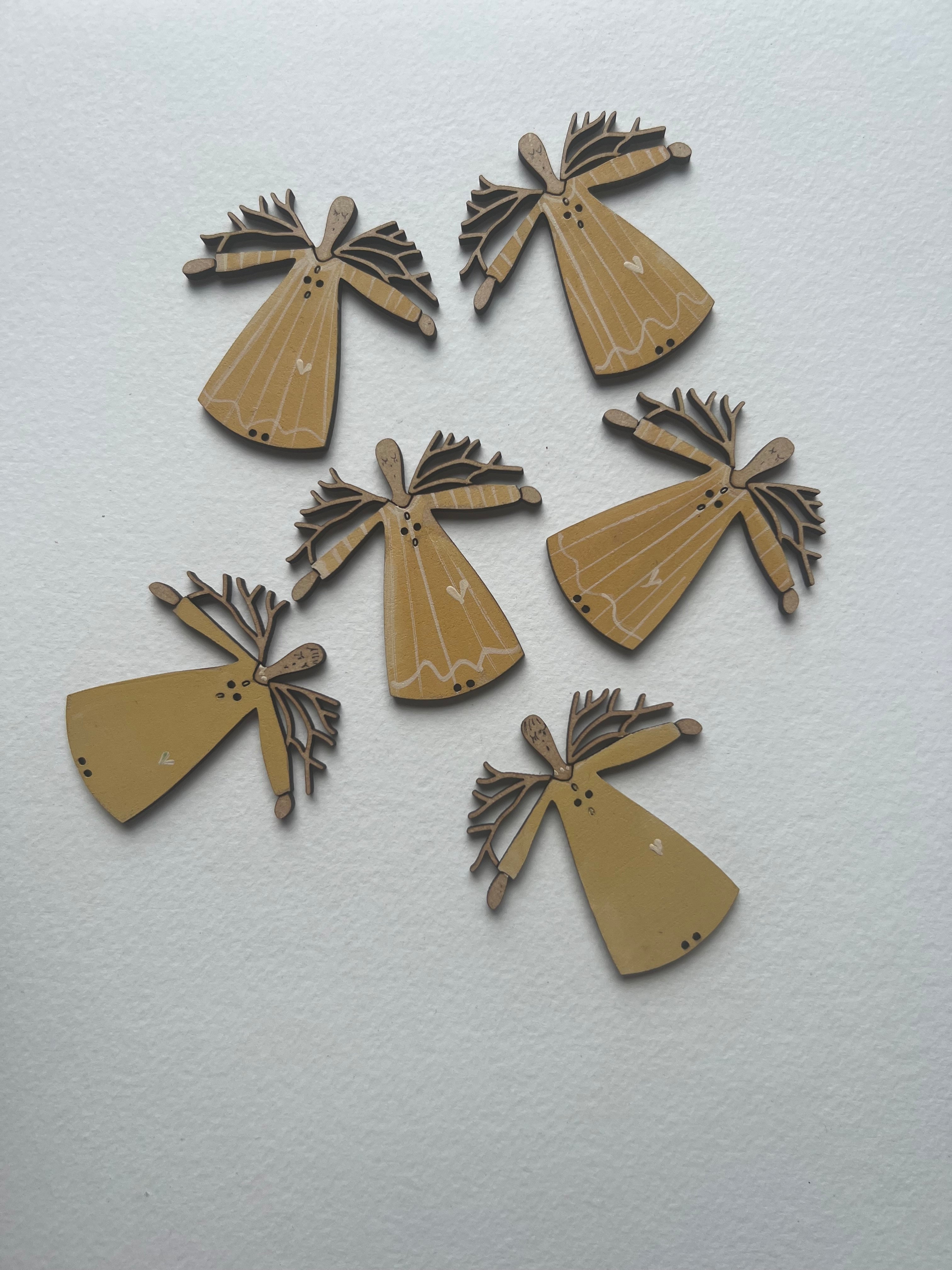 anni-downs-twig-angels-bouton-bois-ange-peint-main-50-mm image 8