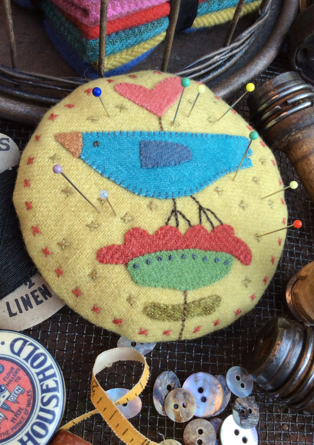 anni-downs-sunny-days-pincushion-kit-pique-aiguilles-oiseau image 1