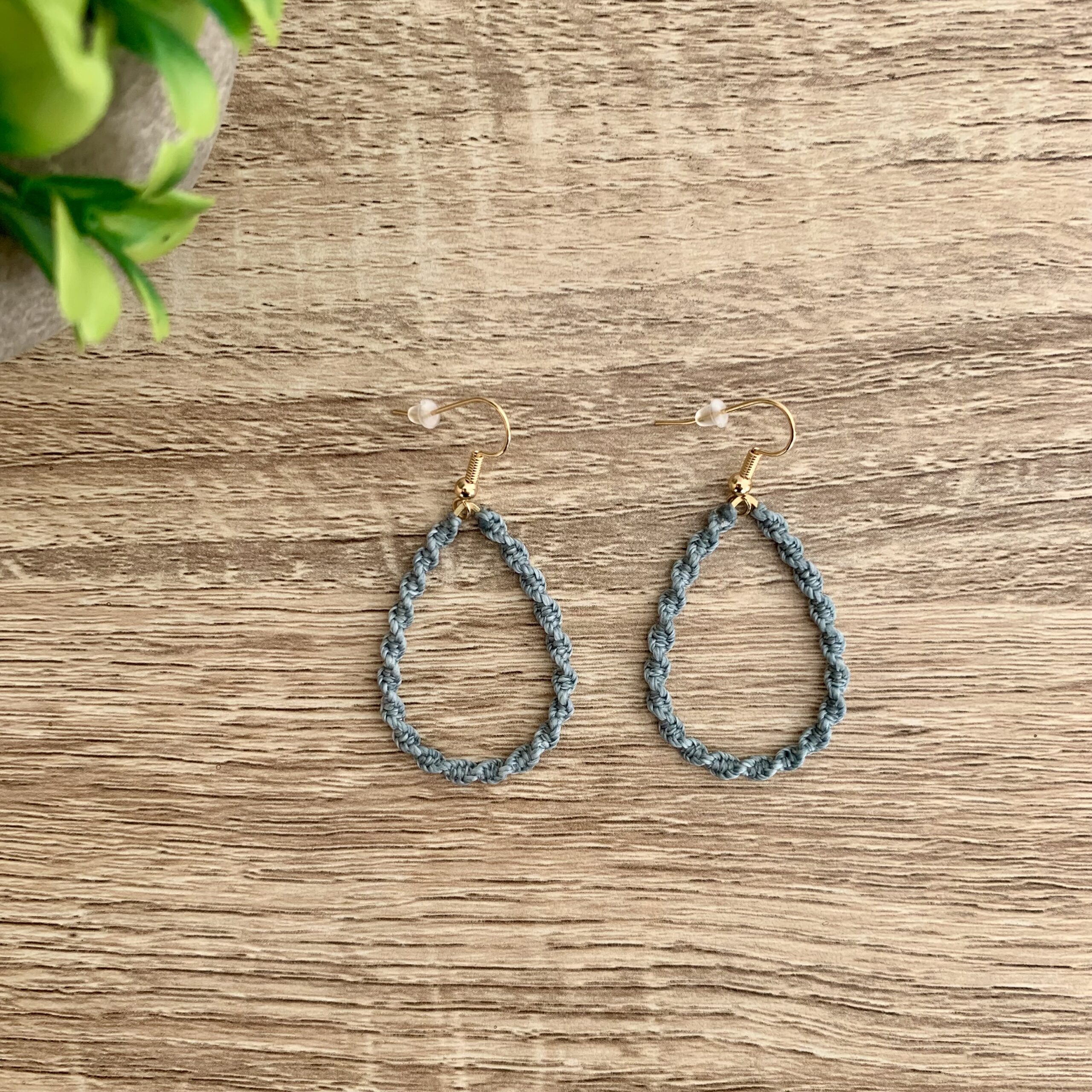 atelier-n-caux-bijoux-mya-boucles-d-oreilles-micro-macram-dor image 4