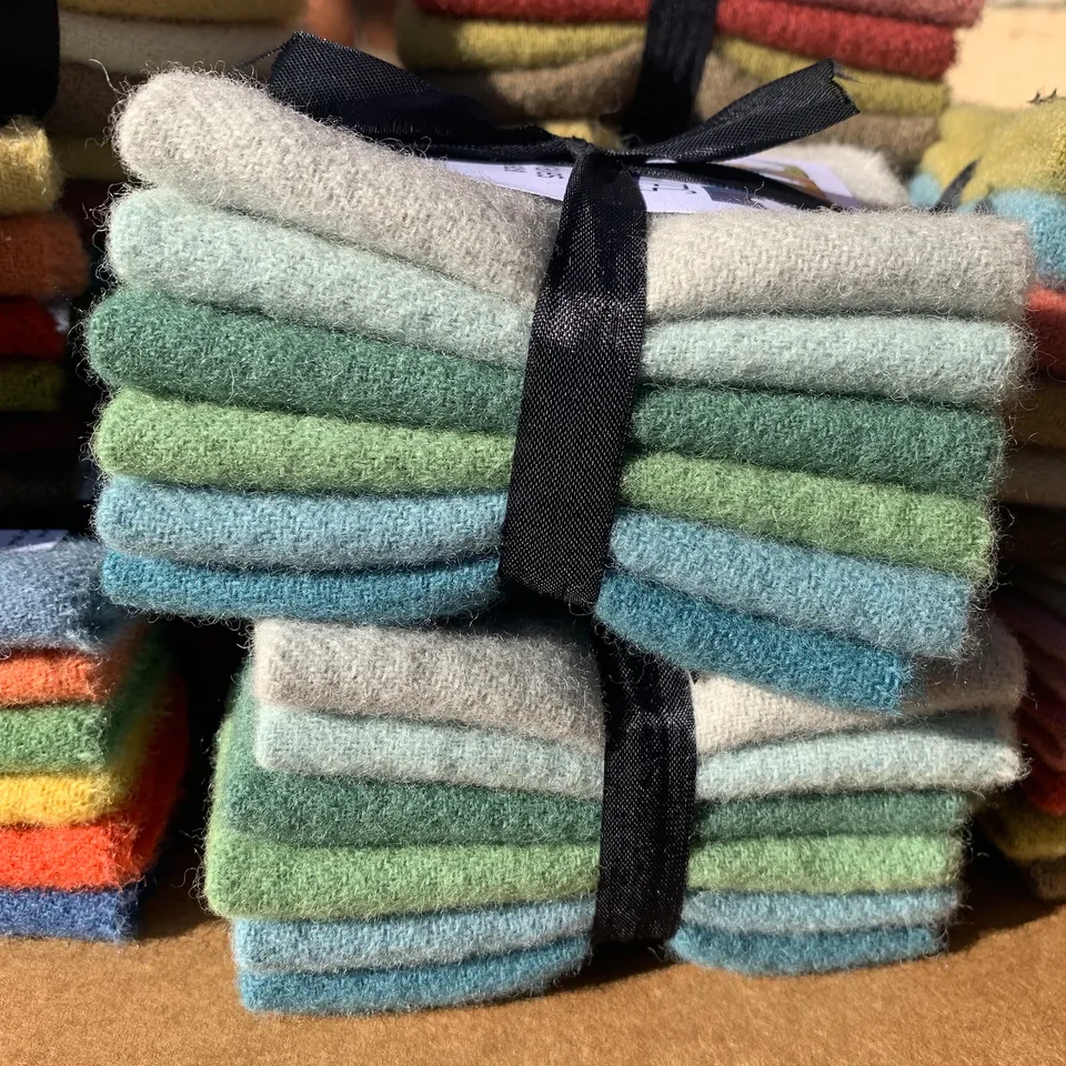 anni-downs-woven-wool-ocean-waves-lot-6-coupons-bleus image 1