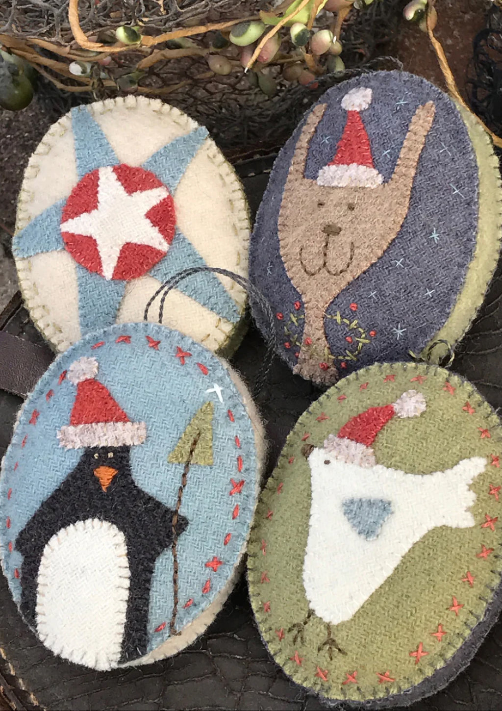 anni-downs-stitcheries-penguin-and-hare-patron-d-corations-no-l image 1