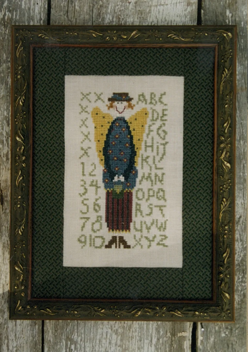 anni-downs-cross-stitch-alphabet-angel-grille-ange-alphabet image 1