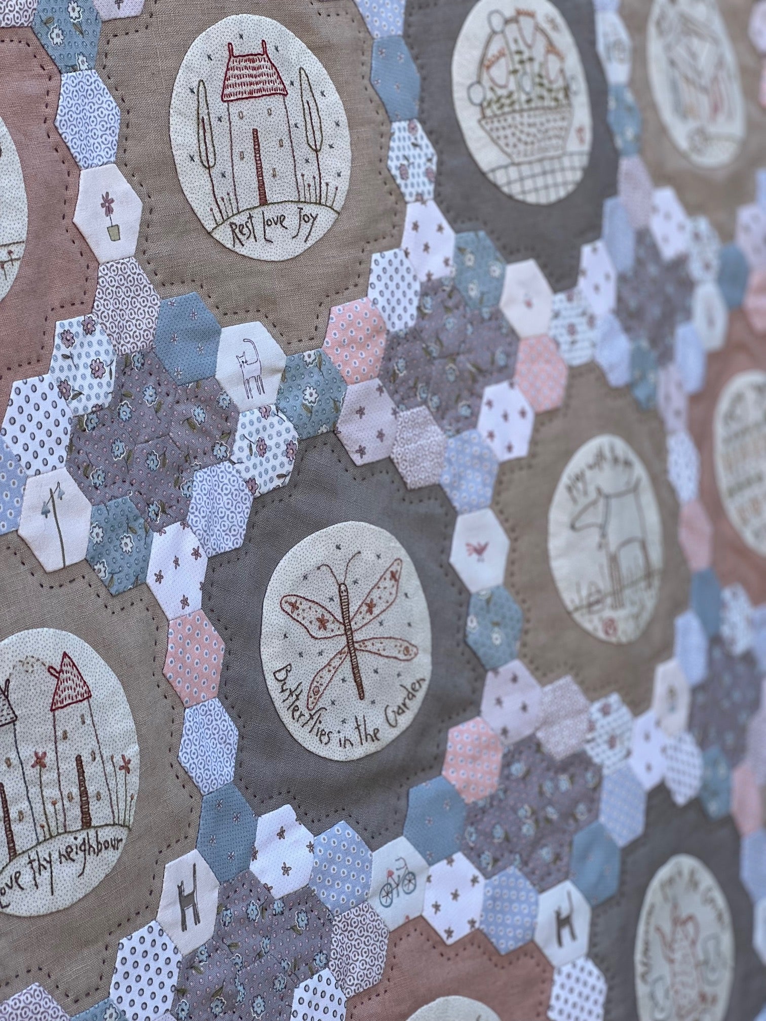 anni-downs-around-town-patron-quilt-stitchery-hexagones-32x36 image 3