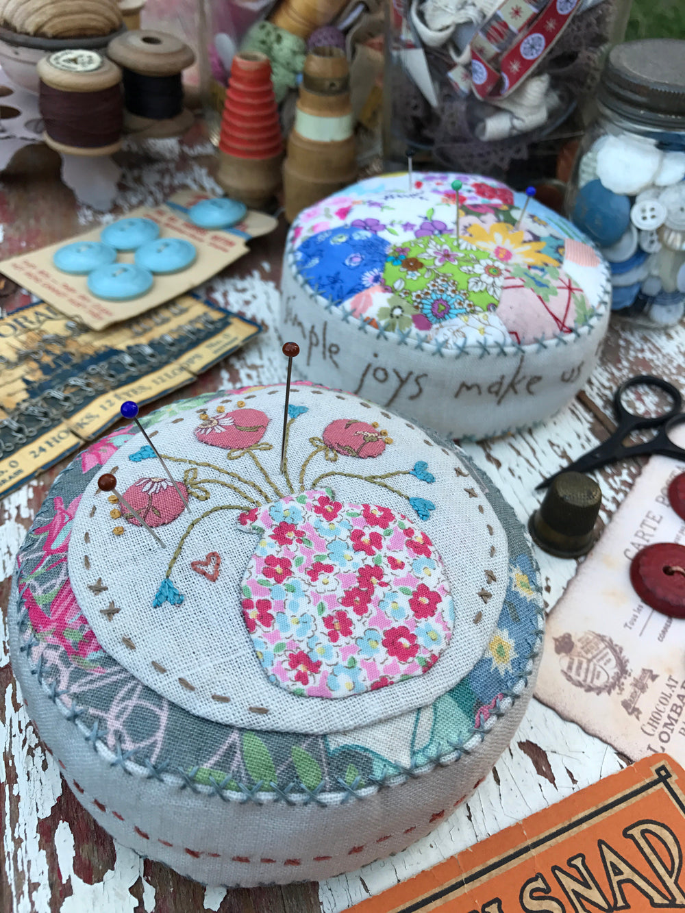 anni-downs-simple-joys-pique-aiguilles-patron-fleurs-hexagones image 2