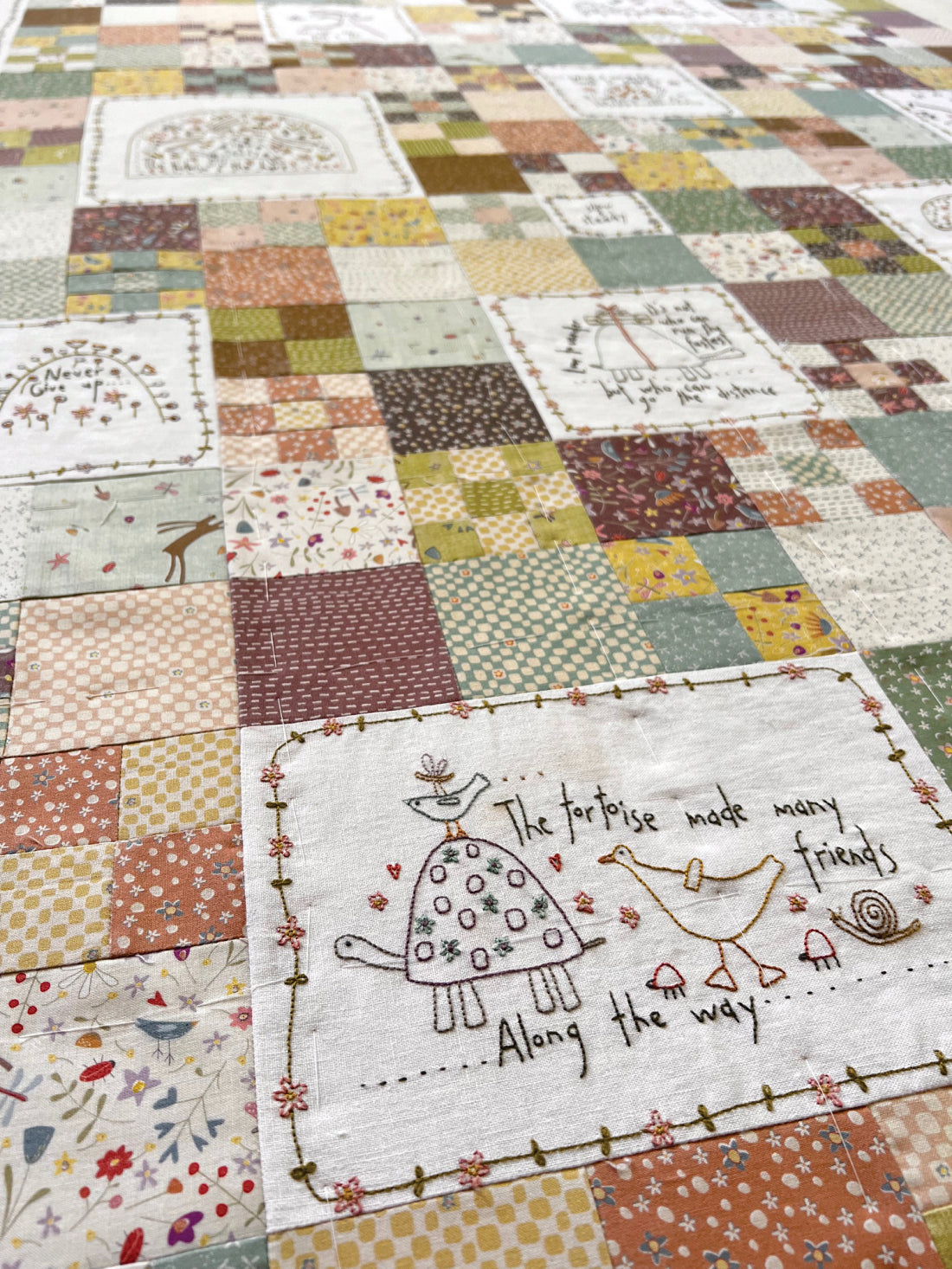 anni-downs-slow-and-steady-patron-quilt-broder-146-cm image 4
