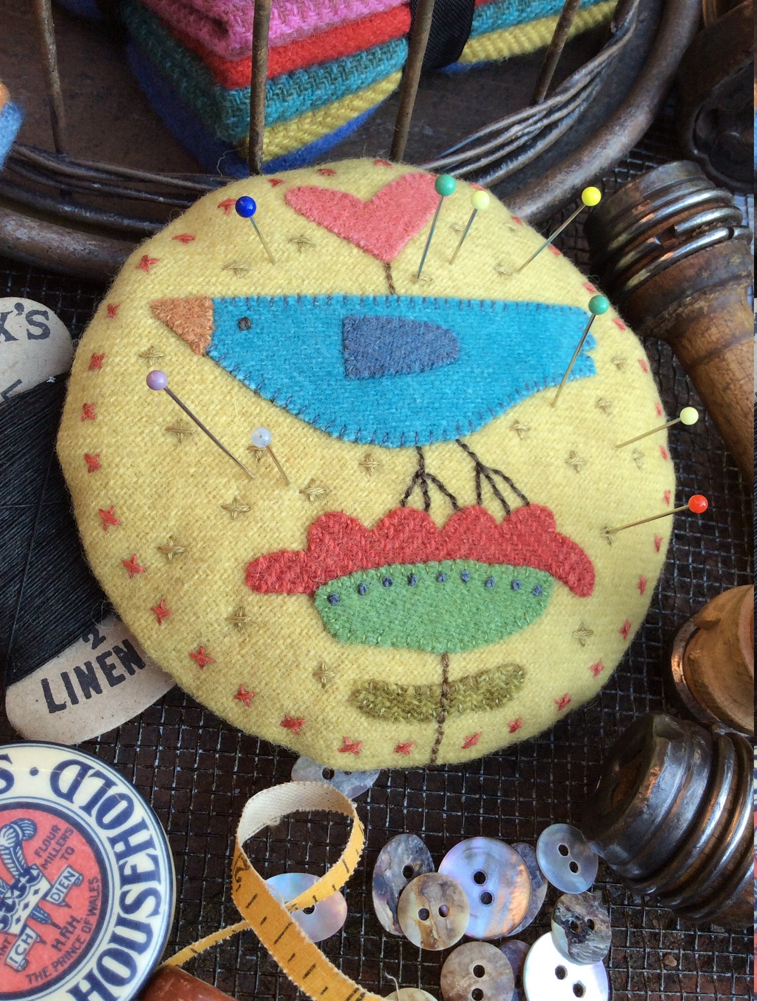 anni-downs-sunny-days-pincushion-kit-pique-aiguilles-oiseau image 2