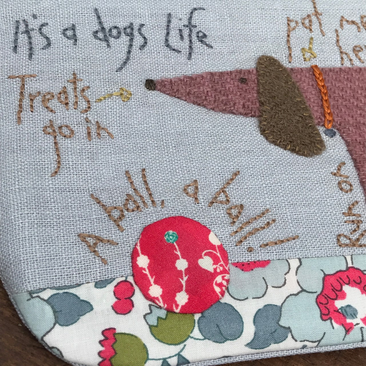 anni-downs-a-dog-s-life-kit-trousse-crayons-chien image 3