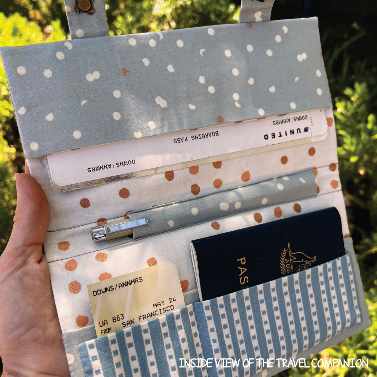 anni-downs-fly-to-anywhere-patron-pochette-voyage-passeport image 2
