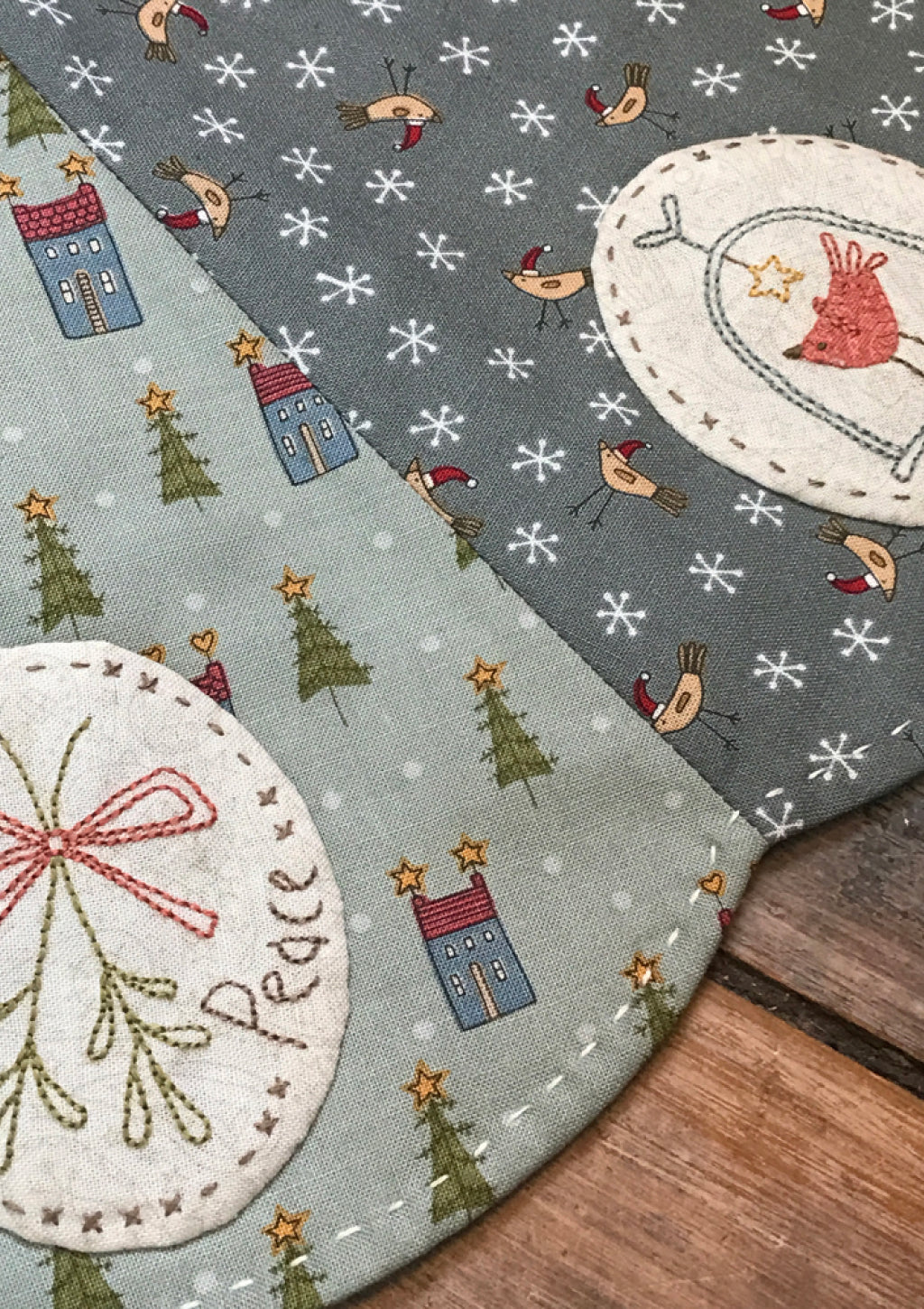 anni-downs-quilts-the-giving-tree-skirt-patron-jupe-sapin-no-l image 1