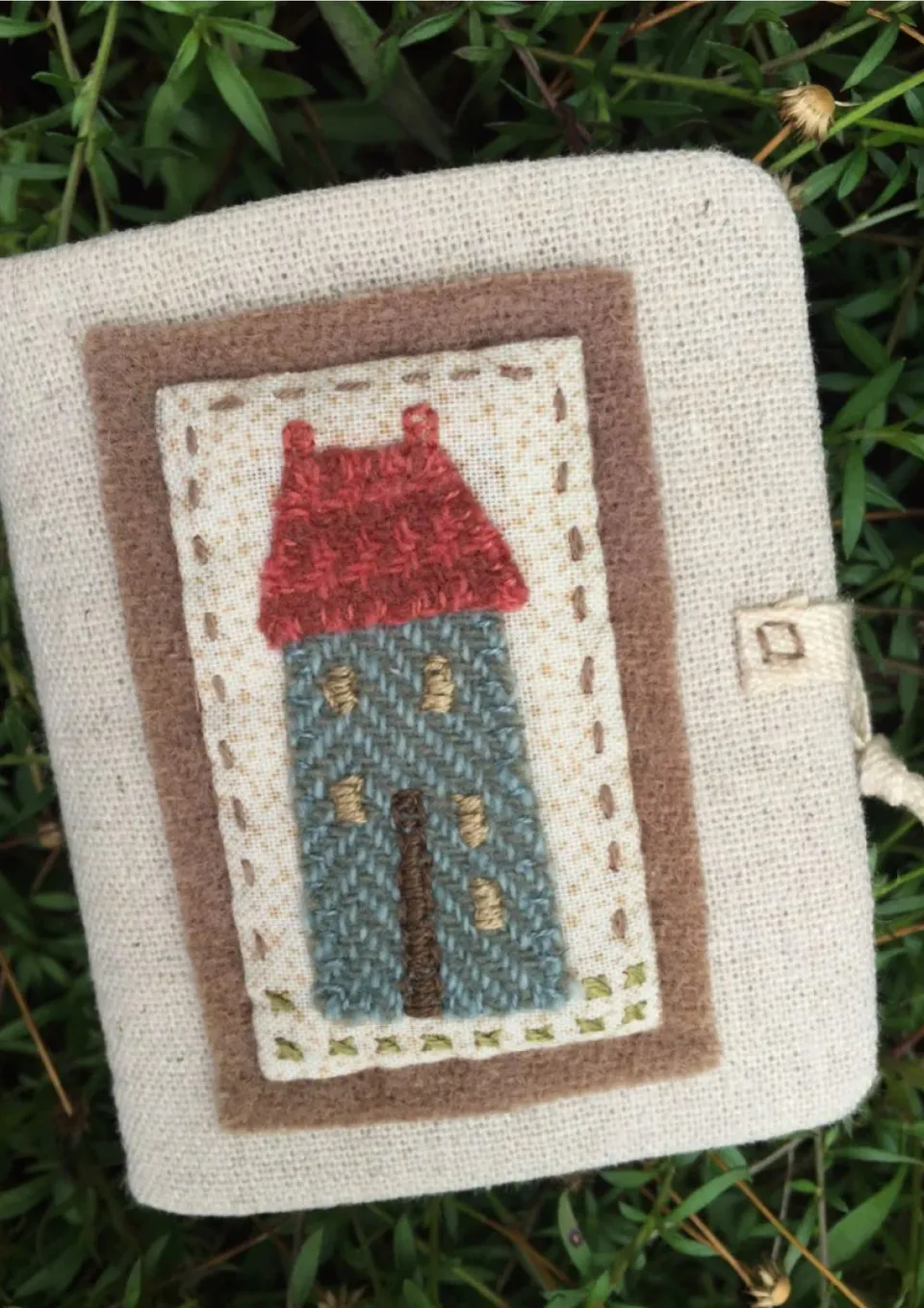 anni-downs-little-home-needlebook-patron-porte-aiguilles-week-end image 1