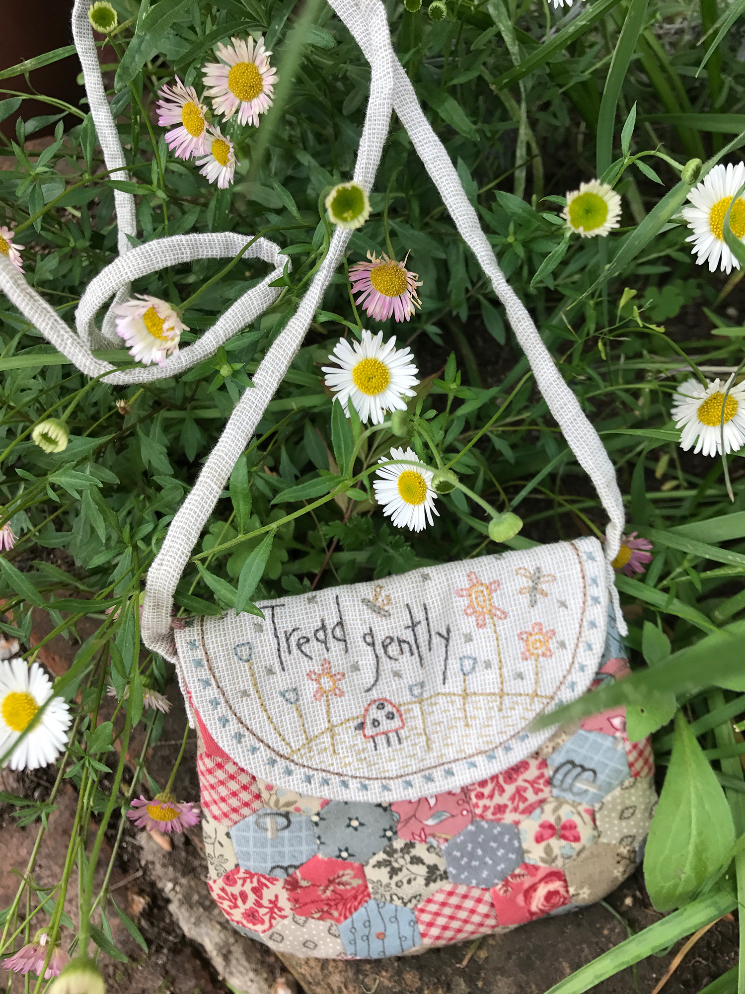anni-downs-tread-gently-patron-petit-sac-tissu-brod-13-cm image 2