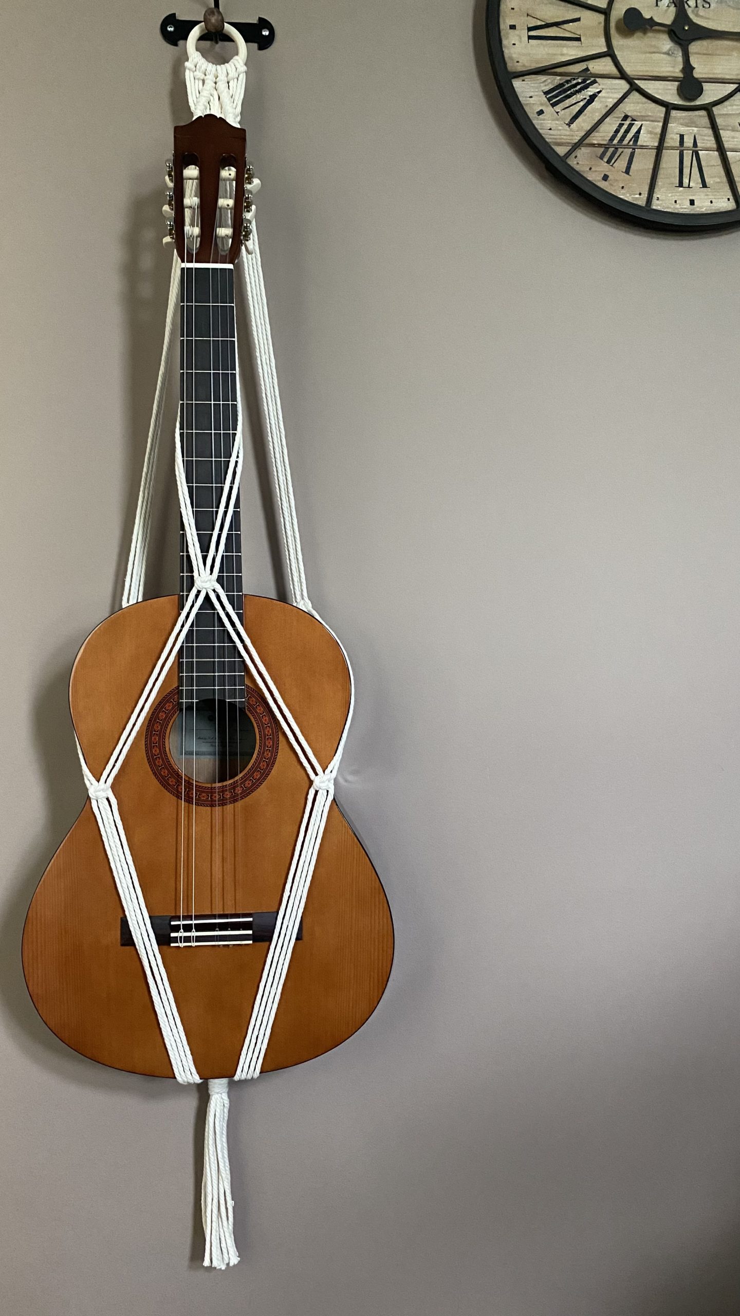 atelier-n-caux-folk-porte-guitare-mural-macram-beige image 2