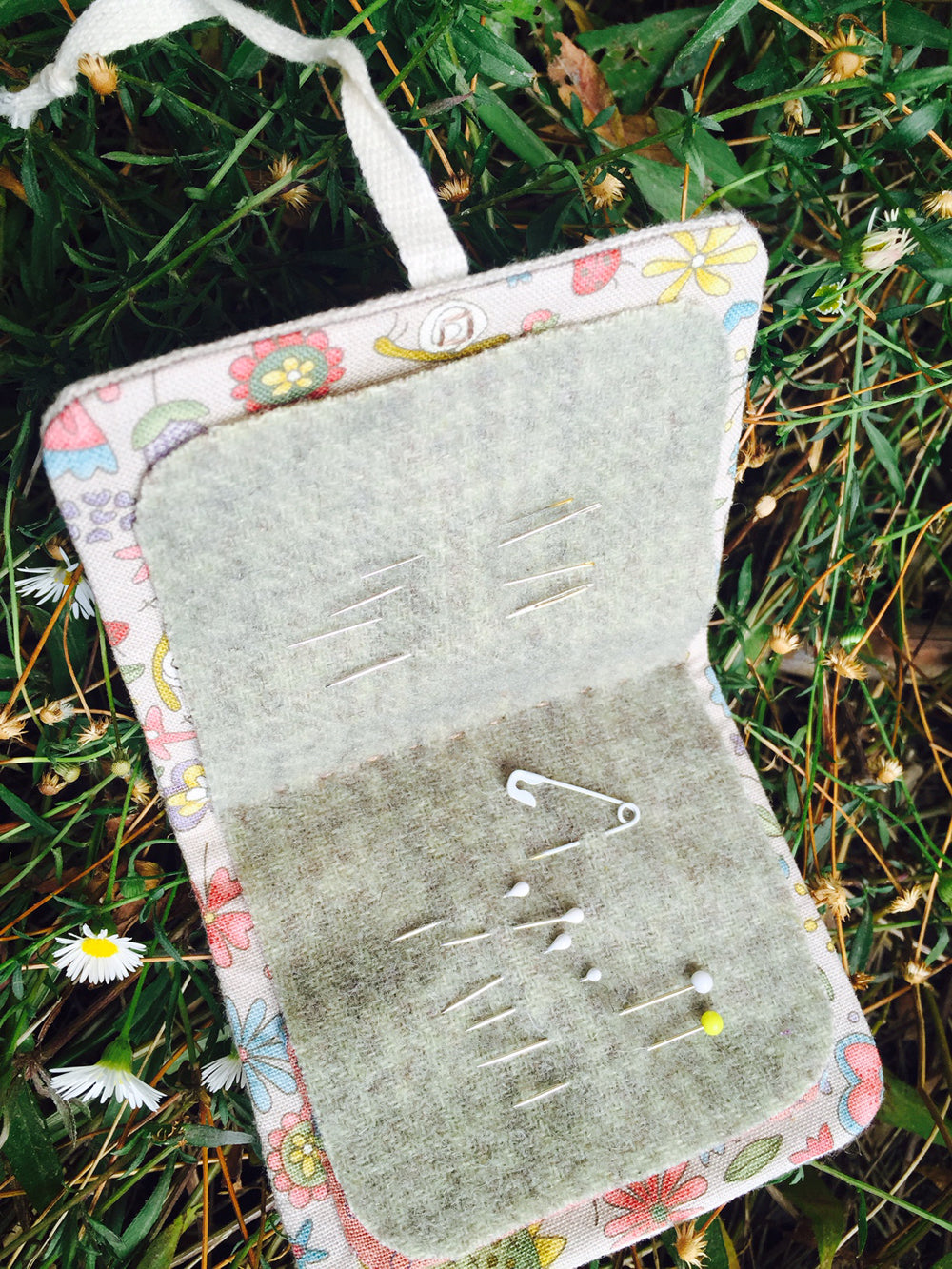 anni-downs-little-flower-kit-porte-aiguilles-appliqu-laine image 2