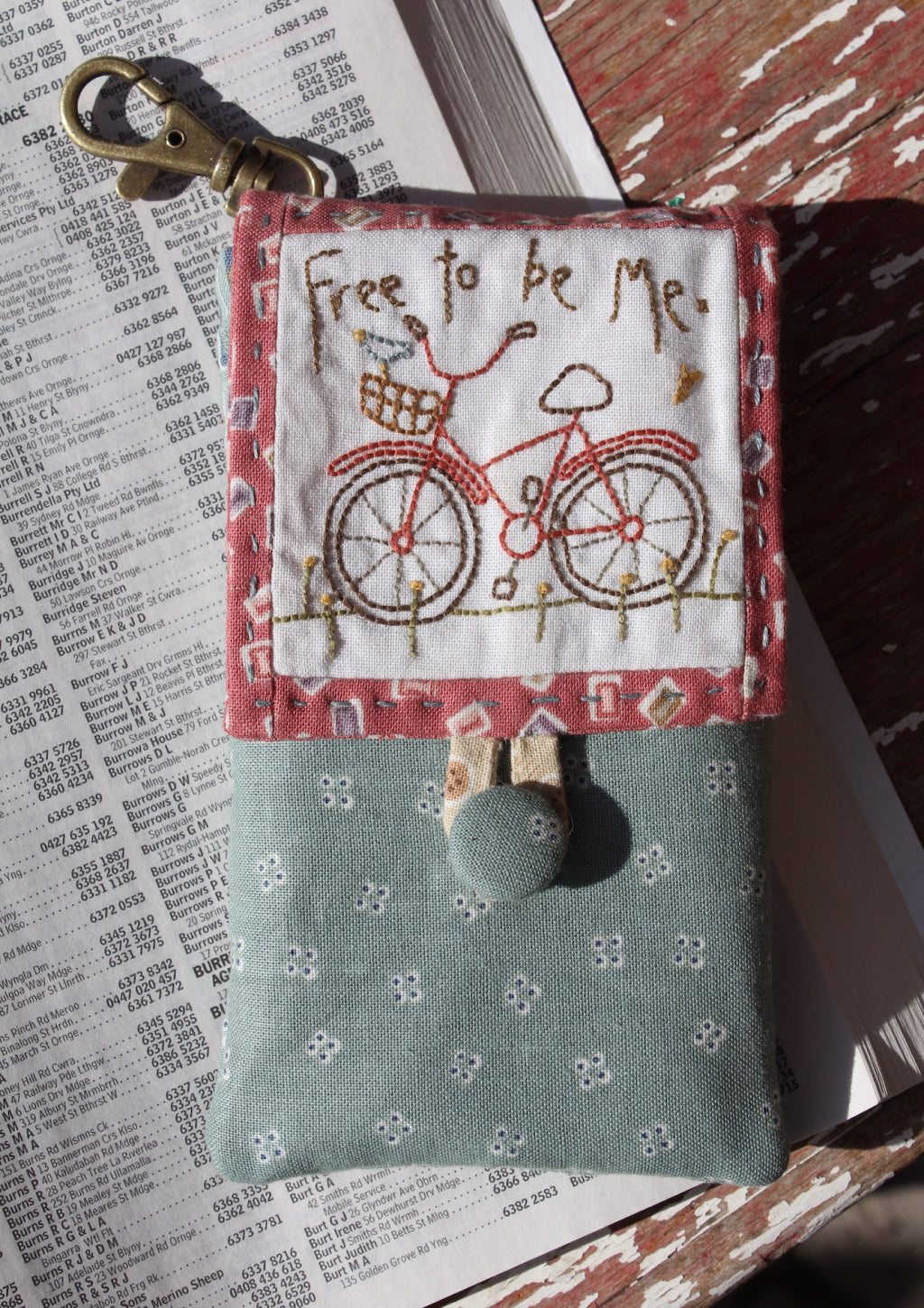 anni-downs-free-to-be-me-tui-t-l-phone-broderie-tissu image 1