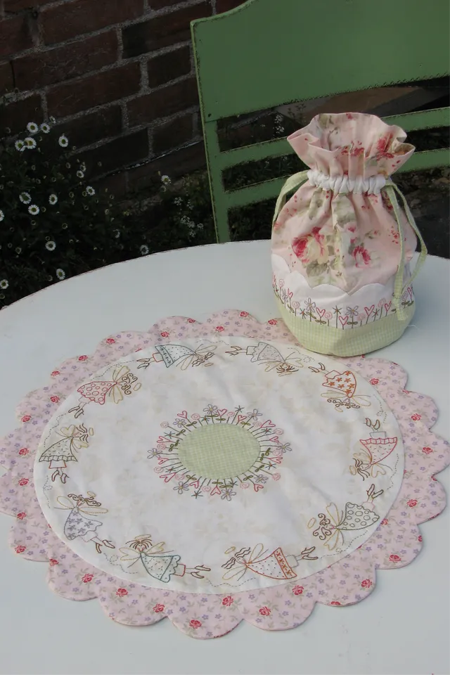 anni-downs-my-angel-garden-patron-chemin-de-table-stitchery image 1