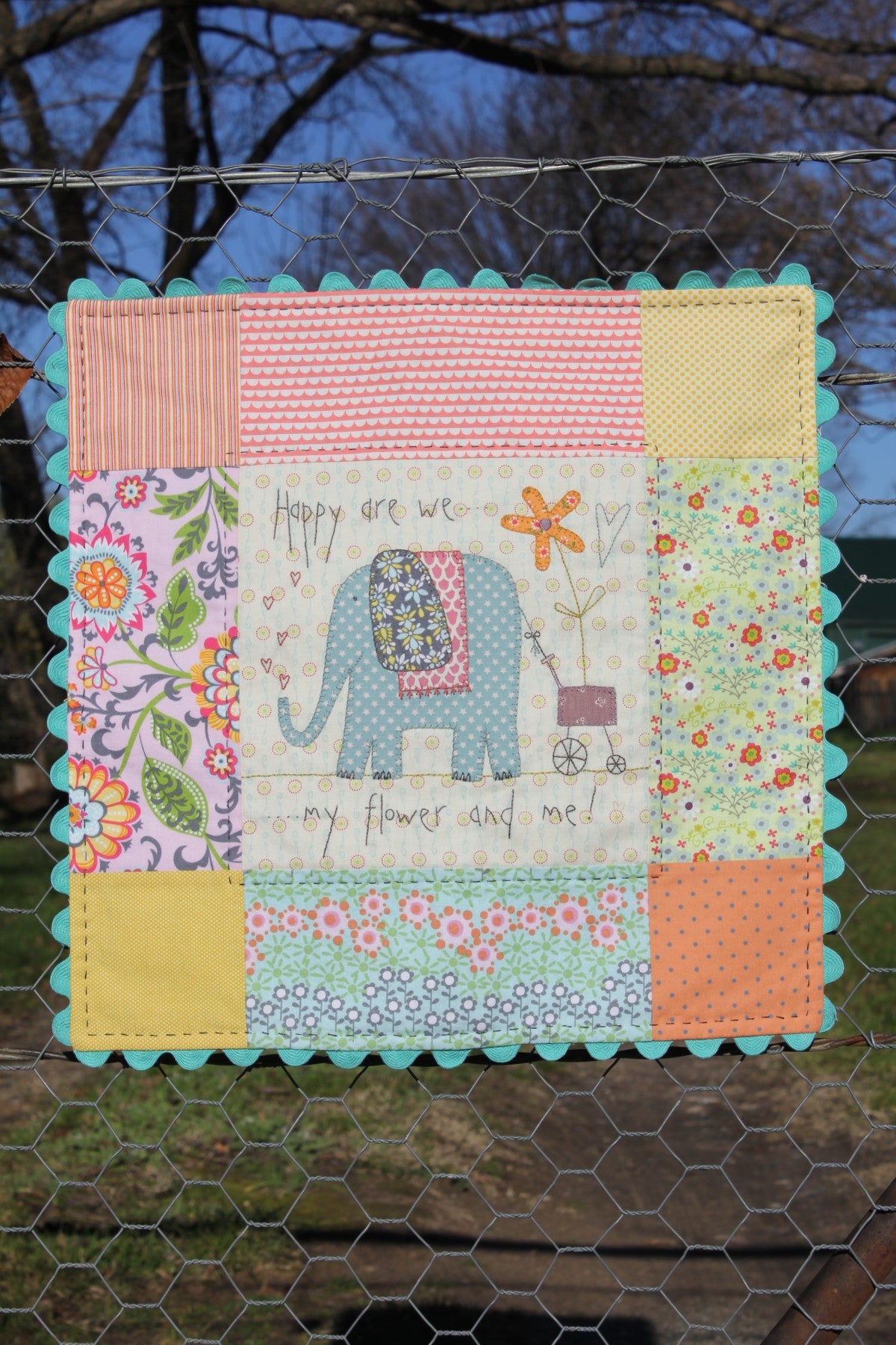 anni-downs-stitcheries-happy-elephant-patron-appliqu-l-phant image 2