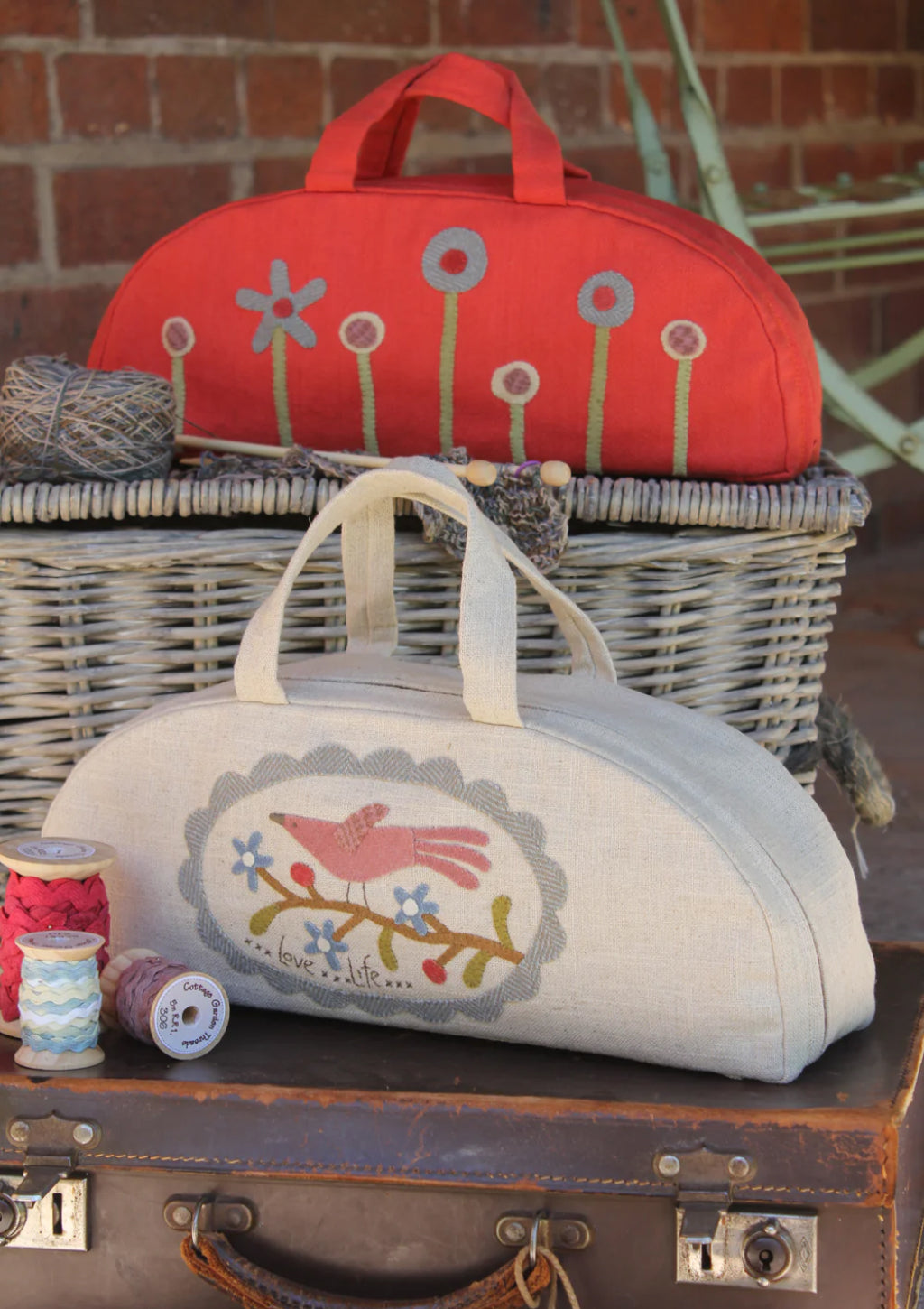 anni-downs-bags-love-life-project-bag-patron-sac-tricot-appliqu image 1