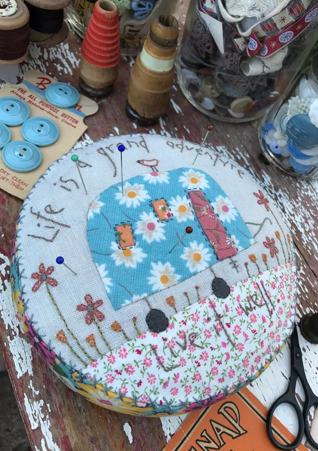 anni-downs-grand-adventure-pincushion-patron-pique-pingles image 1