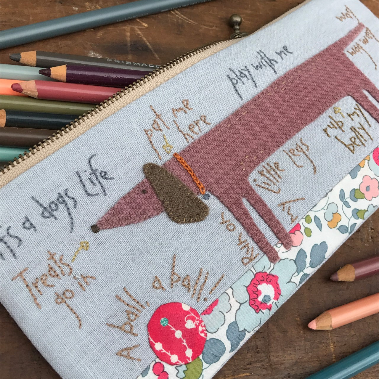 anni-downs-a-dog-s-life-kit-trousse-crayons-chien image 2