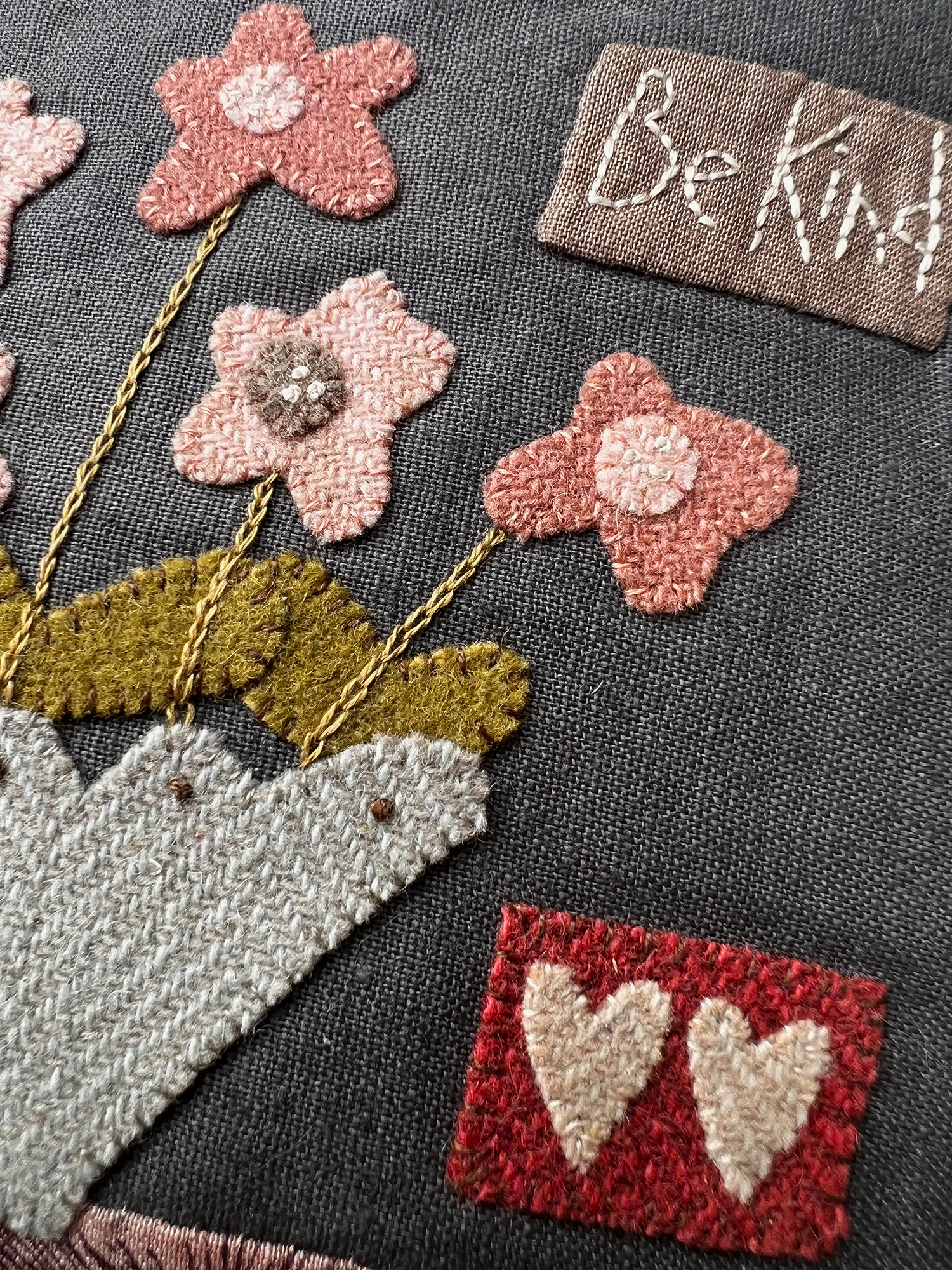 anni-downs-bags-be-kind-pouch-trousse-tissu-appliqu-laine image 3
