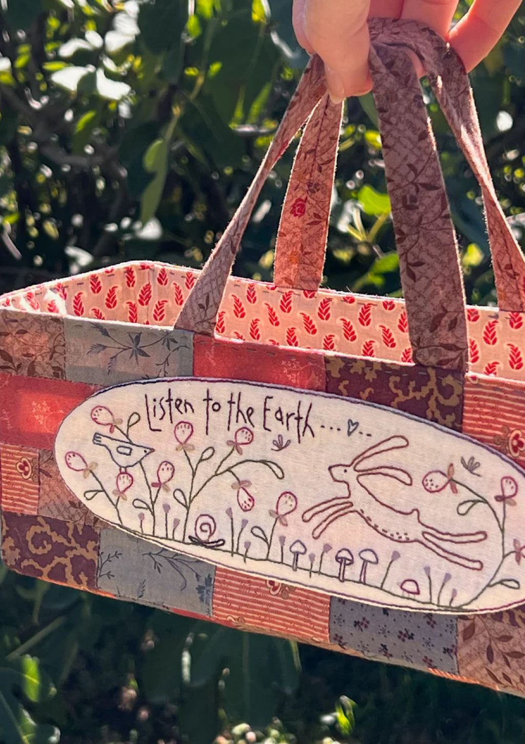 anni-downs-bags-listen-to-the-earth-patron-sac-rangement image 1