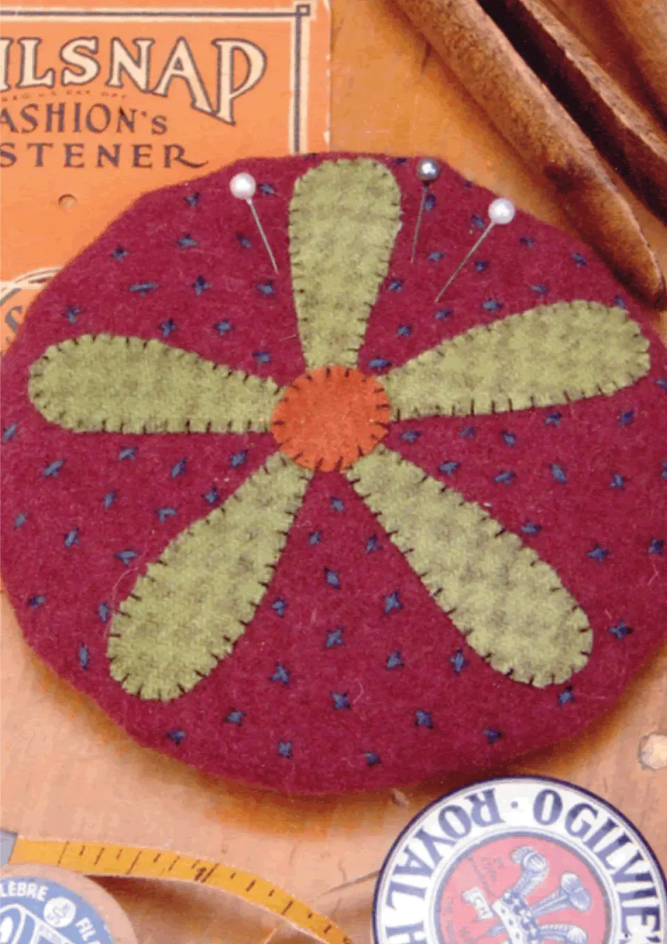 anni-downs-lazy-daisy-pincushion-pique-aiguilles-kit image 1